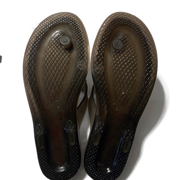 NWOT BCBGeneration Grey/Black Flip Flops 🖤 - Picture 2 of 3